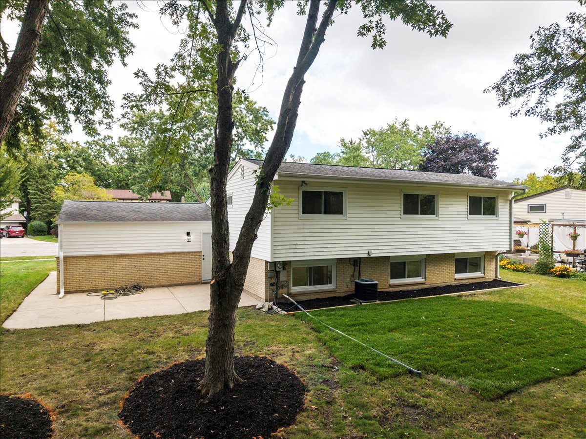 412 Redwood Lane, Schaumburg, IL 60193