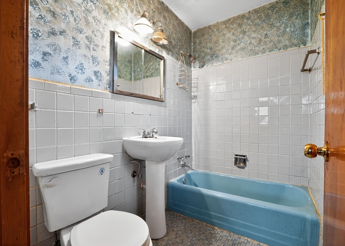 4821 N Mont Clare Avenue, Chicago, IL 60656