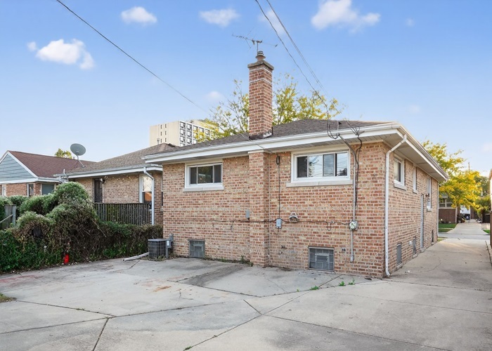 4821 N Mont Clare Avenue, Chicago, IL 60656