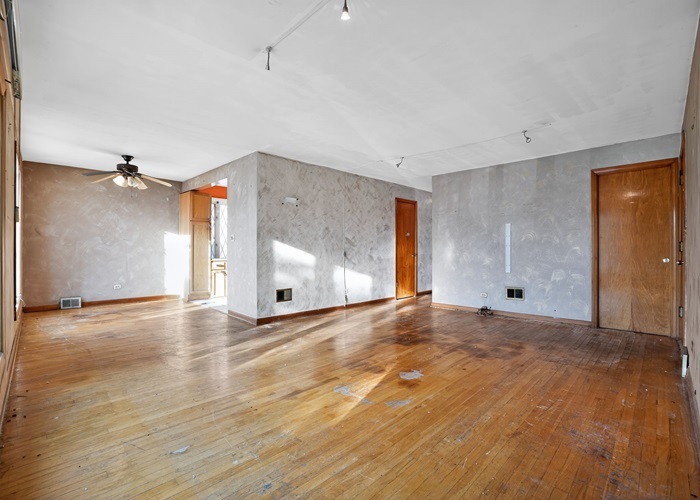 4821 N Mont Clare Avenue, Chicago, IL 60656