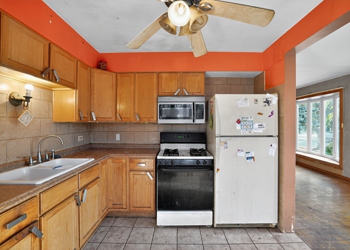 4821 N Mont Clare Avenue, Chicago, IL 60656