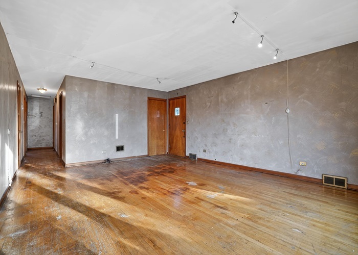 4821 N Mont Clare Avenue, Chicago, IL 60656