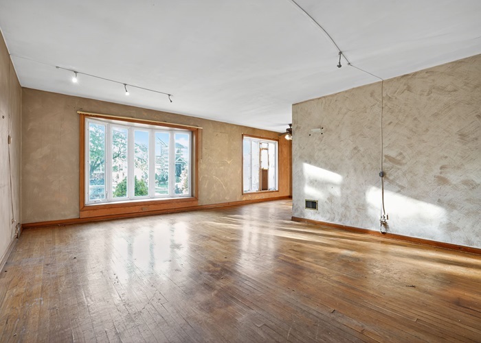 4821 N Mont Clare Avenue, Chicago, IL 60656