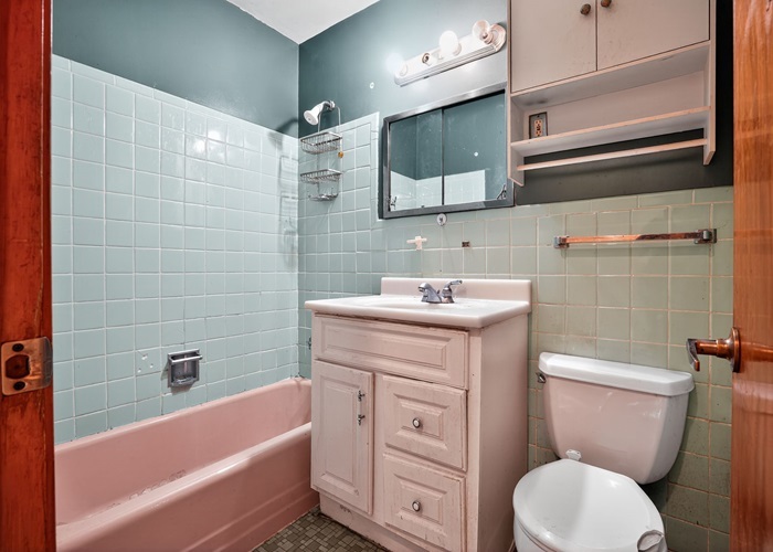 4821 N Mont Clare Avenue, Chicago, IL 60656