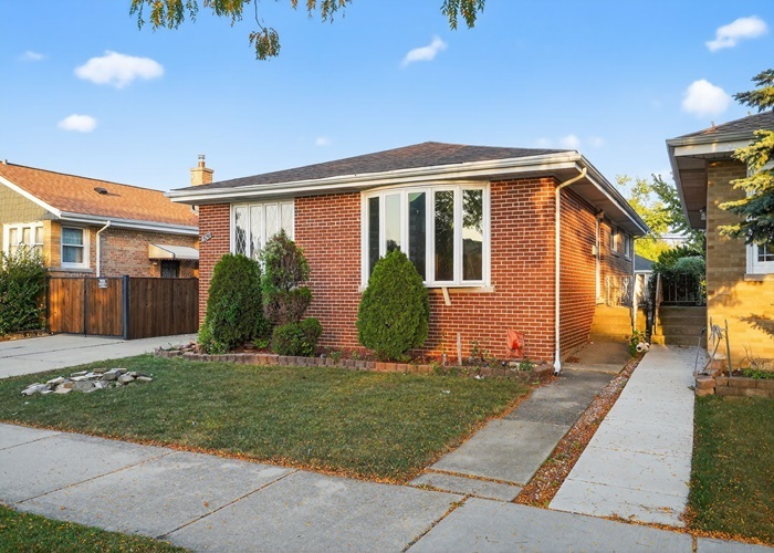 4821 N Mont Clare Avenue, Chicago, IL 60656