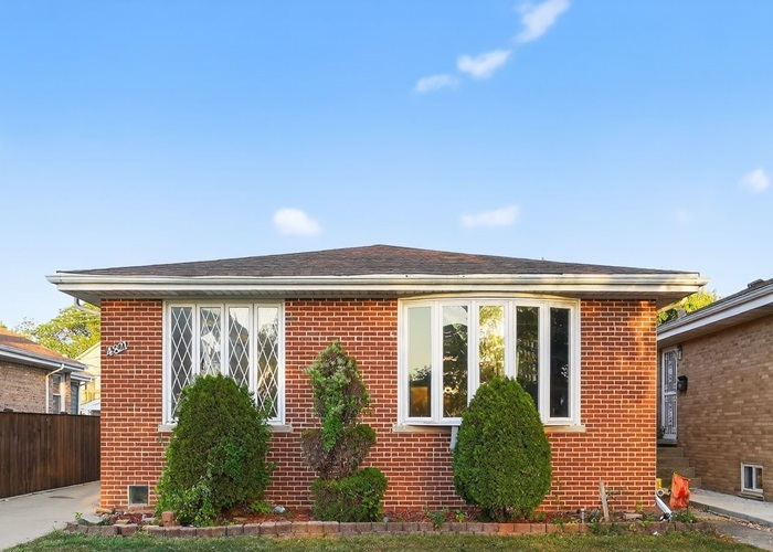 4821 N Mont Clare Avenue, Chicago, IL 60656