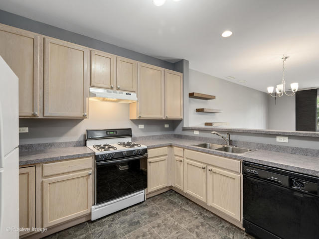 835 Genesee Drive, Naperville, IL 60563