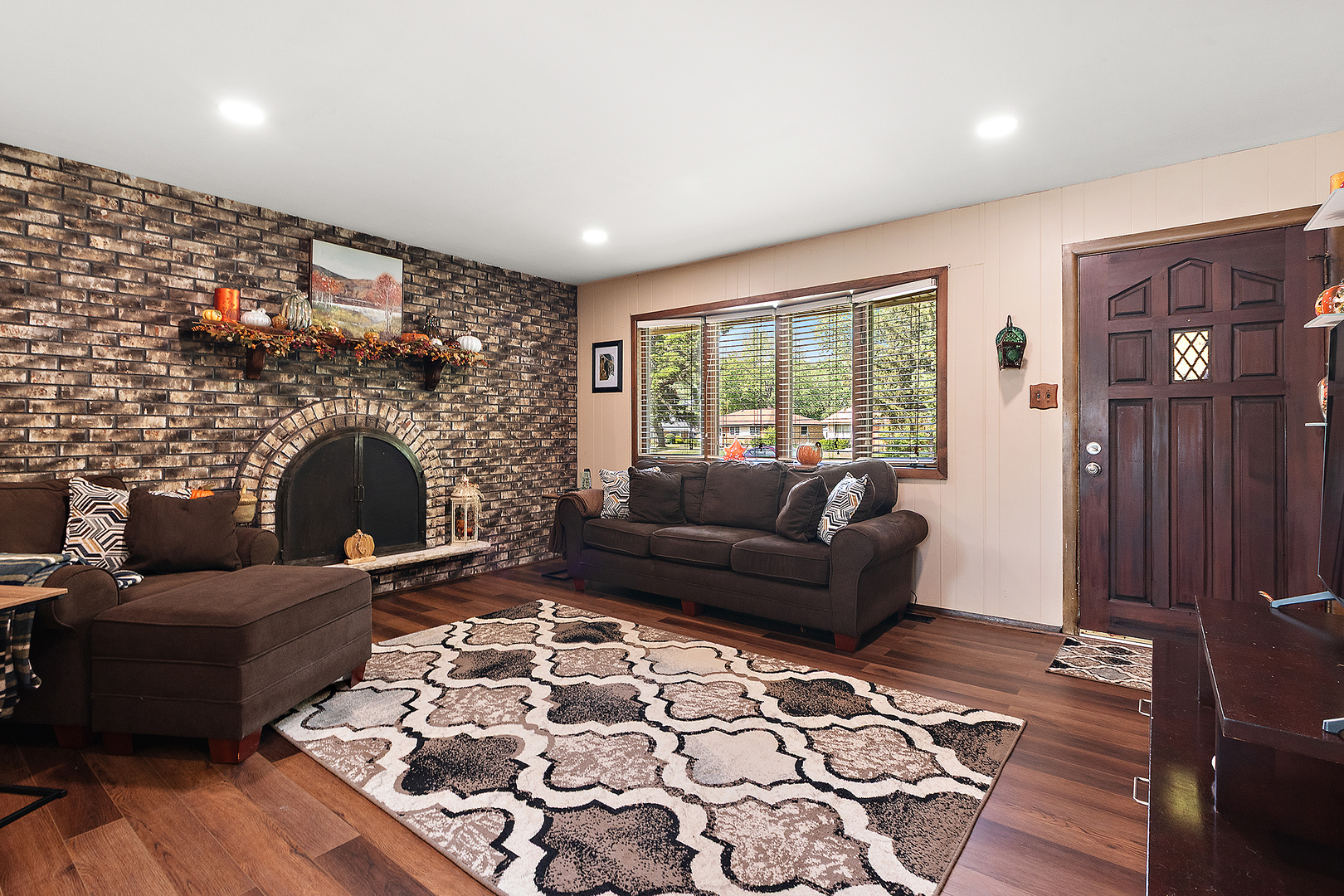 6821 Saratoga Drive, Bridgeview, IL 60455