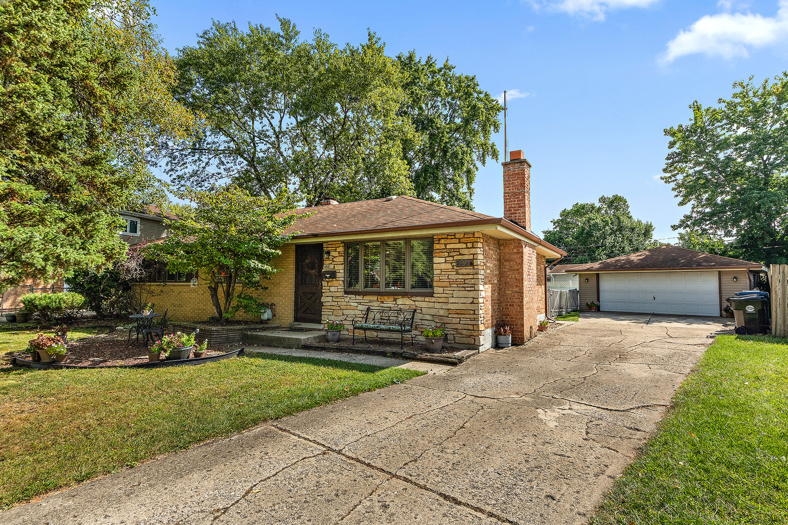 6821 Saratoga Drive, Bridgeview, IL 60455