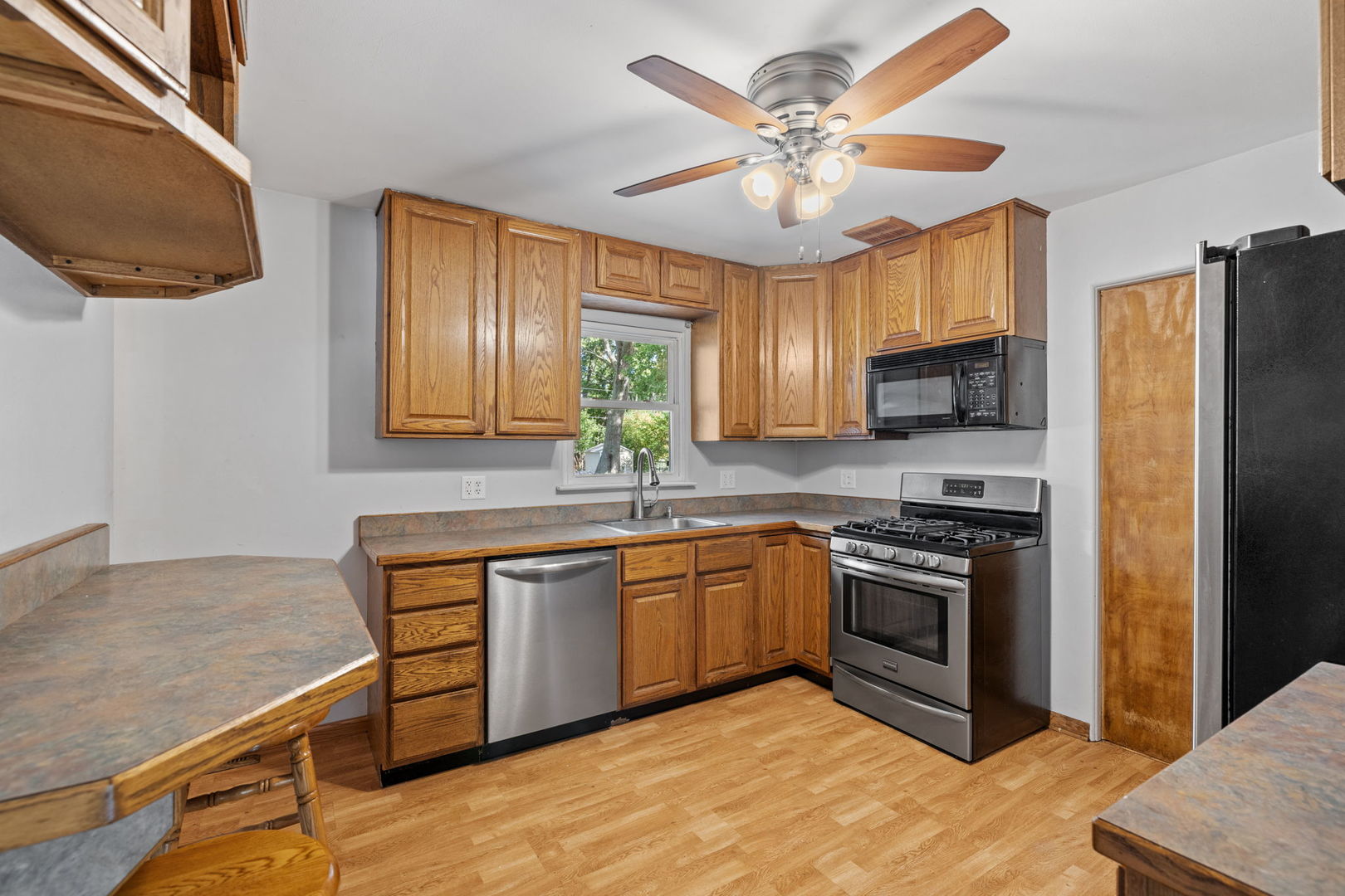 28w556 Forestview Avenue, Warrenville, IL 60555