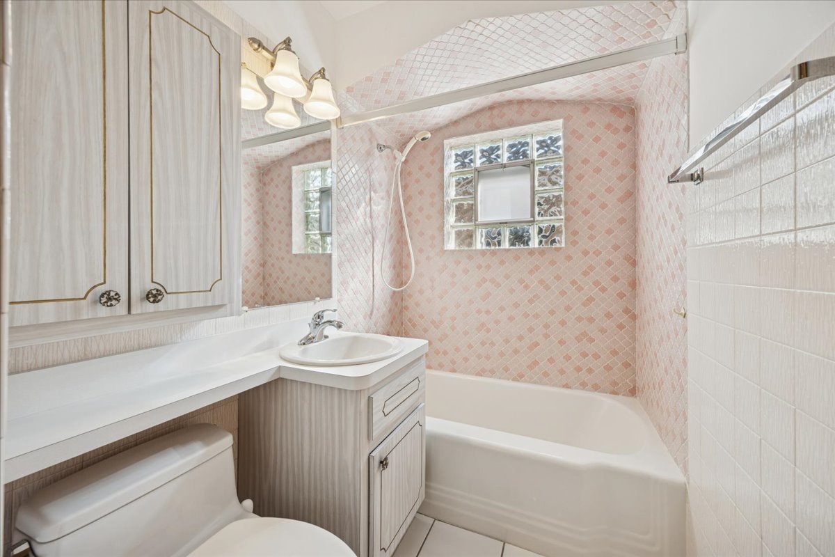 5121 S Laramie Avenue, Chicago, IL 60638