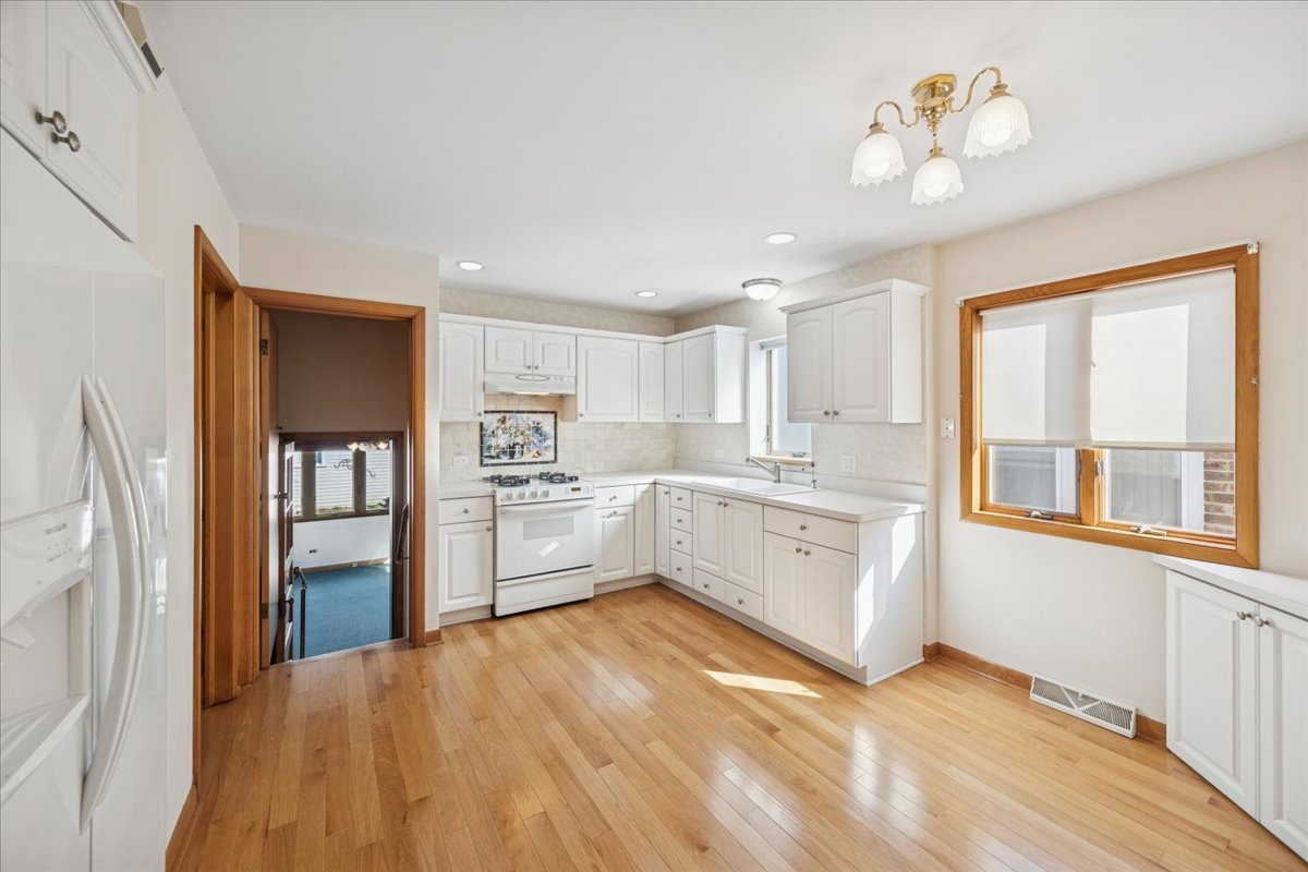 5121 S Laramie Avenue, Chicago, IL 60638