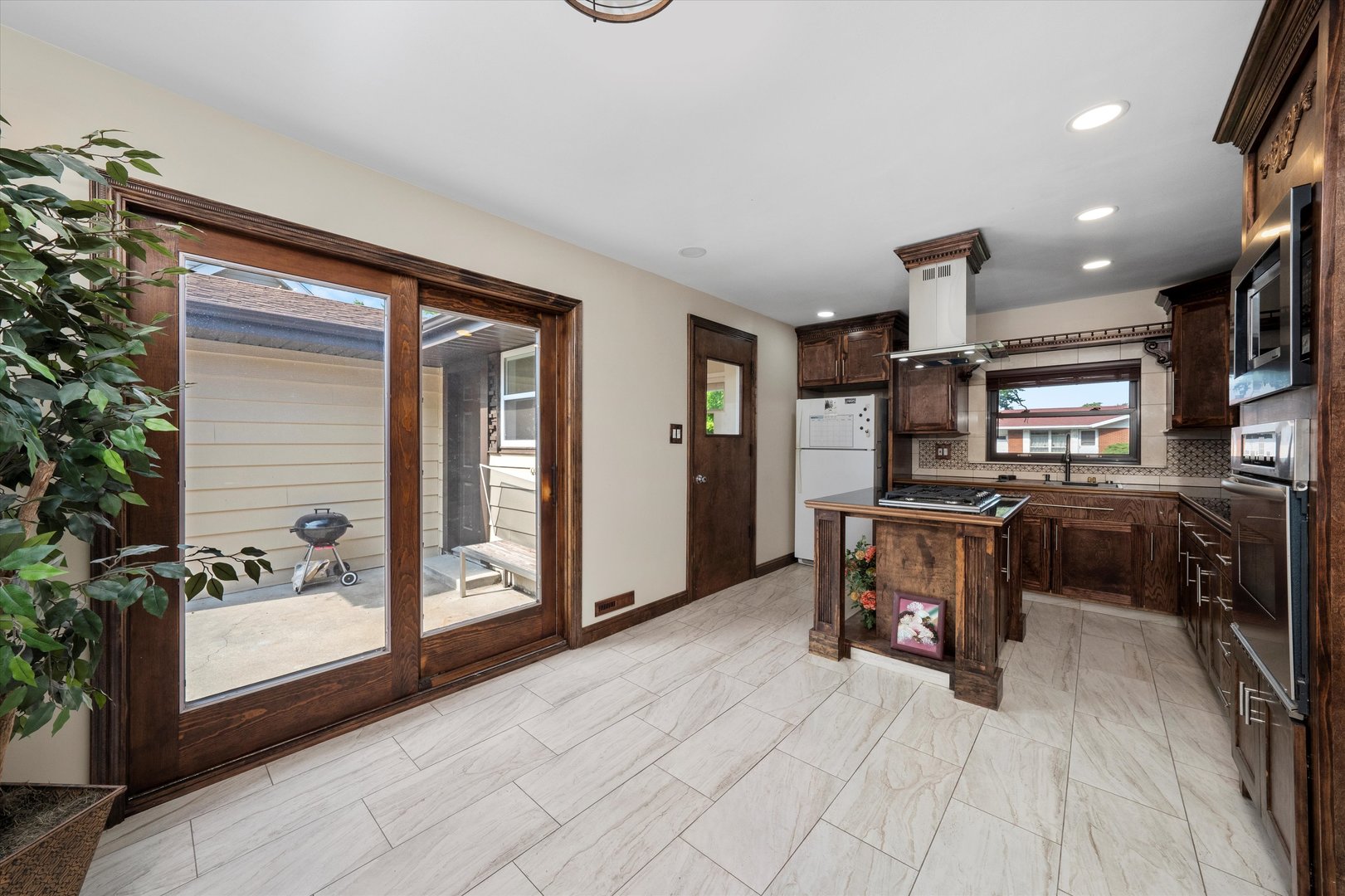 9201 Willow Lane, Bridgeview, IL 60455