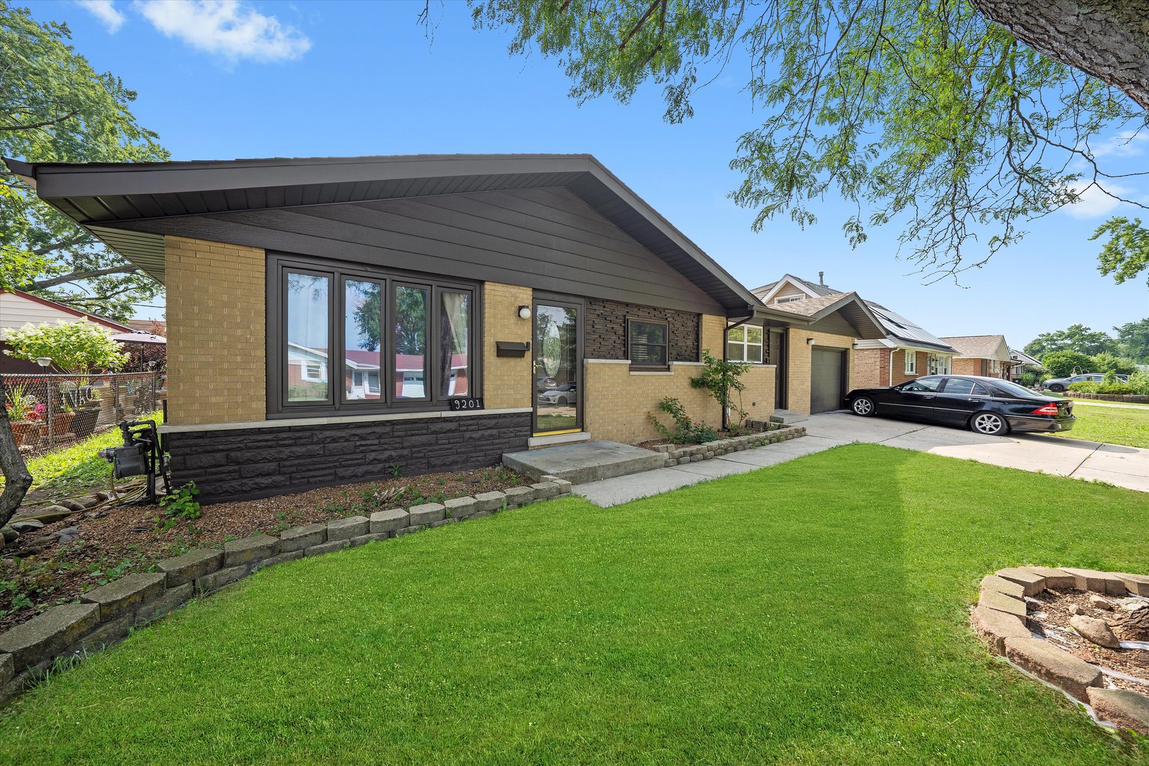 9201 Willow Lane, Bridgeview, IL 60455