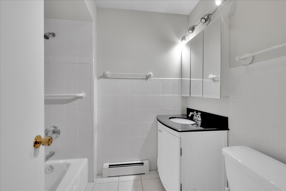 25 E Palatine Road #303, Arlington Heights, IL 60004