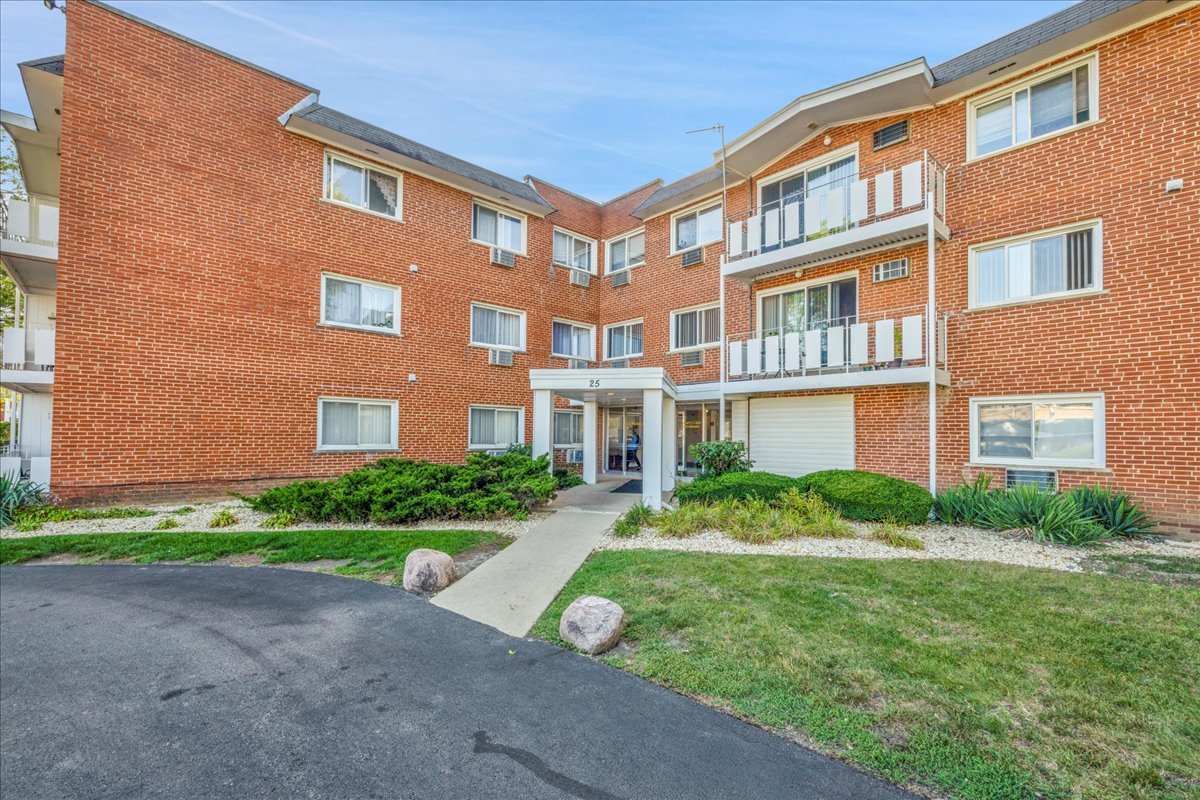 25 E Palatine Road #303, Arlington Heights, IL 60004