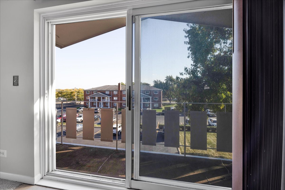 25 E Palatine Road #303, Arlington Heights, IL 60004