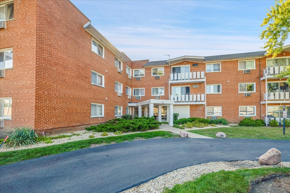25 E Palatine Road #303, Arlington Heights, IL 60004