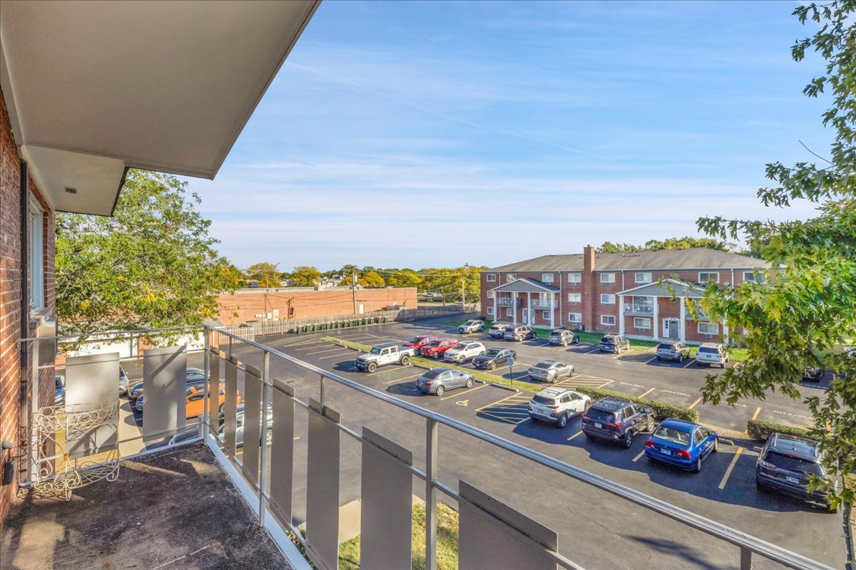 25 E Palatine Road #303, Arlington Heights, IL 60004