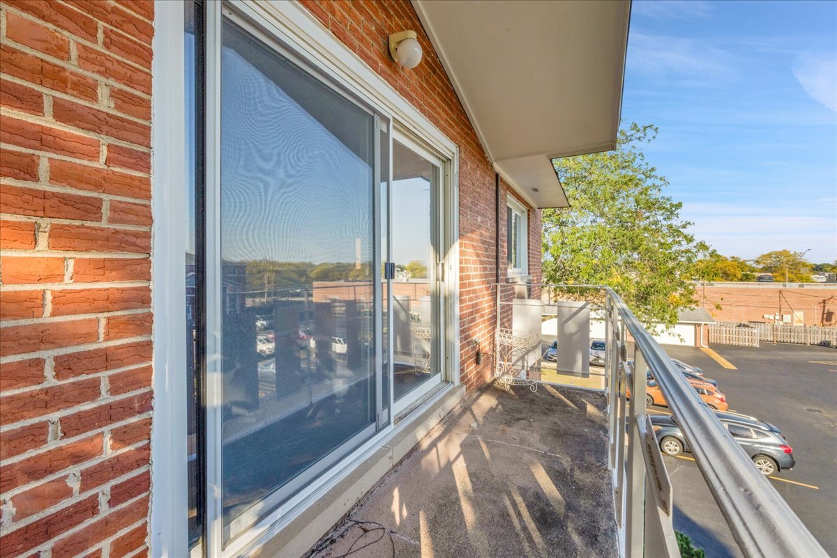 25 E Palatine Road #303, Arlington Heights, IL 60004