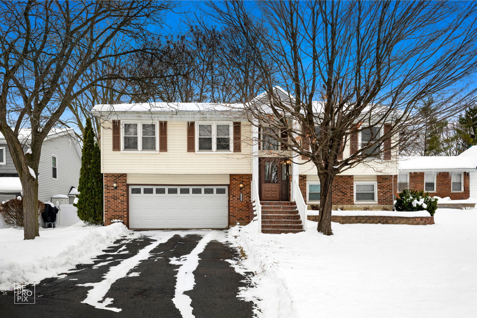 1033 S Warwick Circle, Hoffman Estates, IL 60169