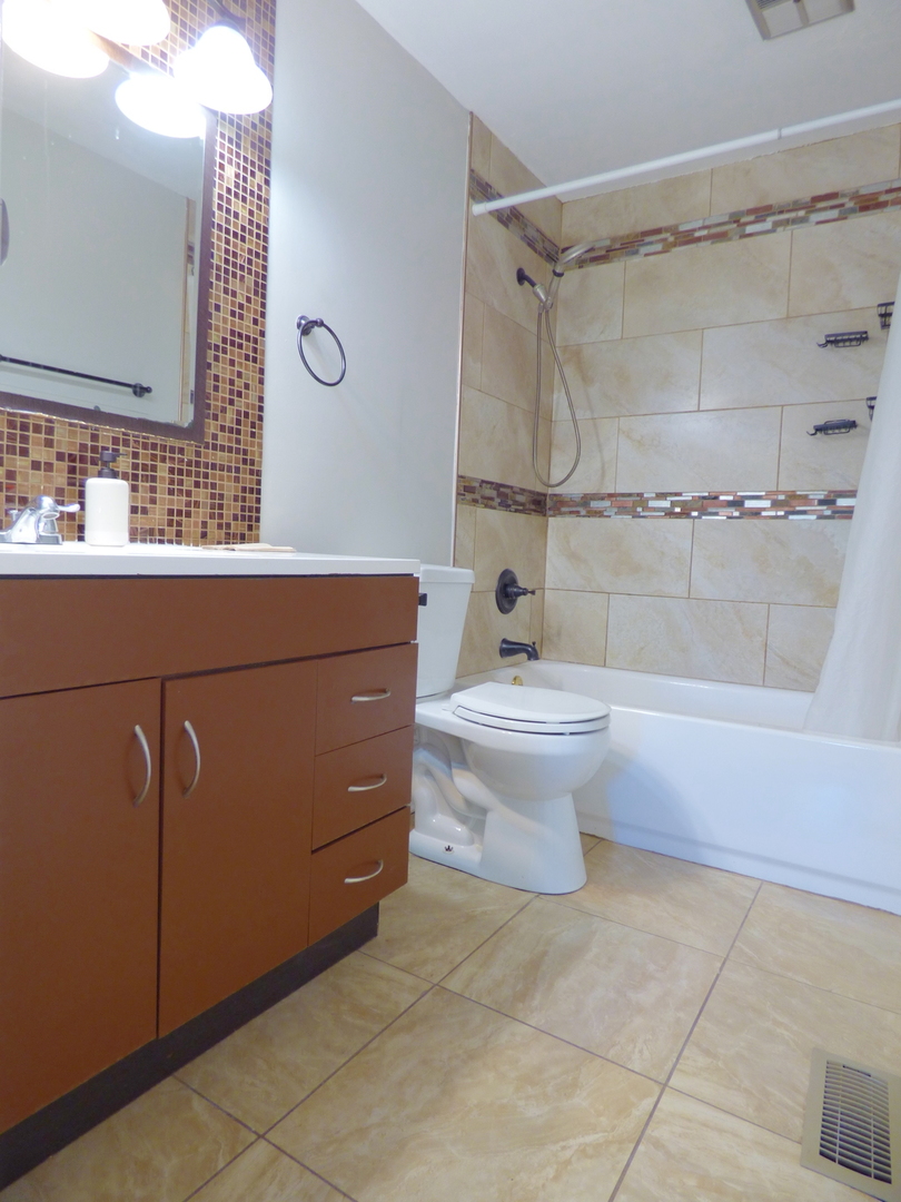 1321 Yarmouth Court, Schaumburg, IL 60193