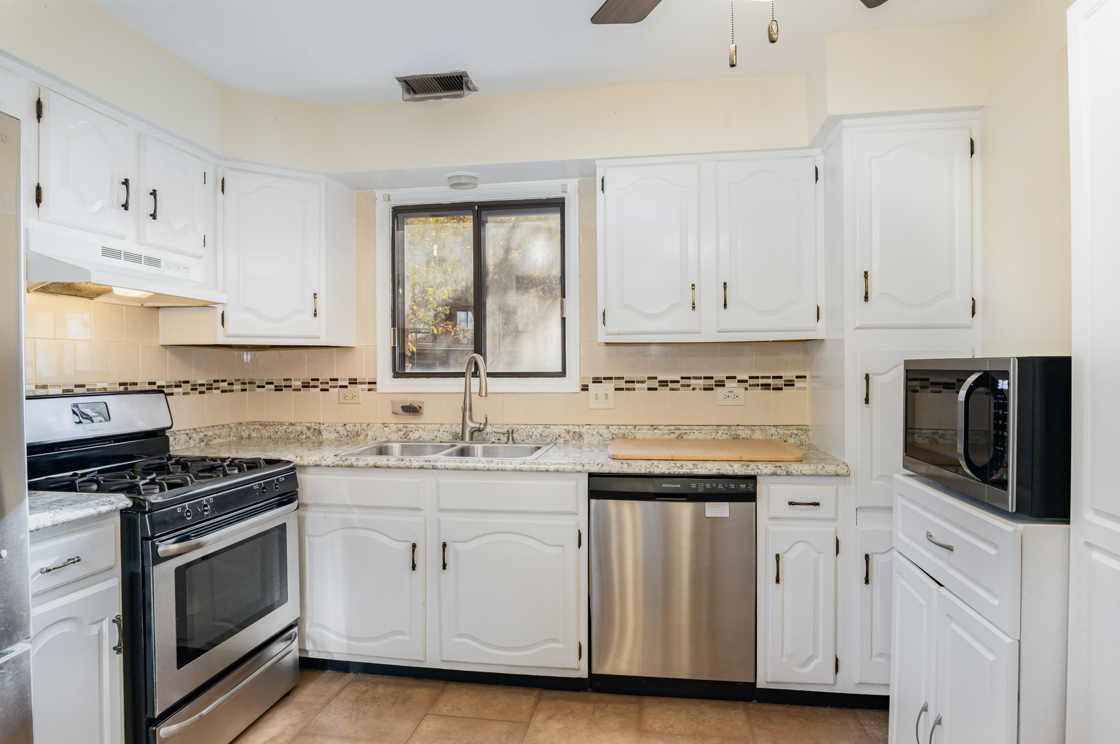 1054 Harbour Court #1A, Wheeling, IL 60090