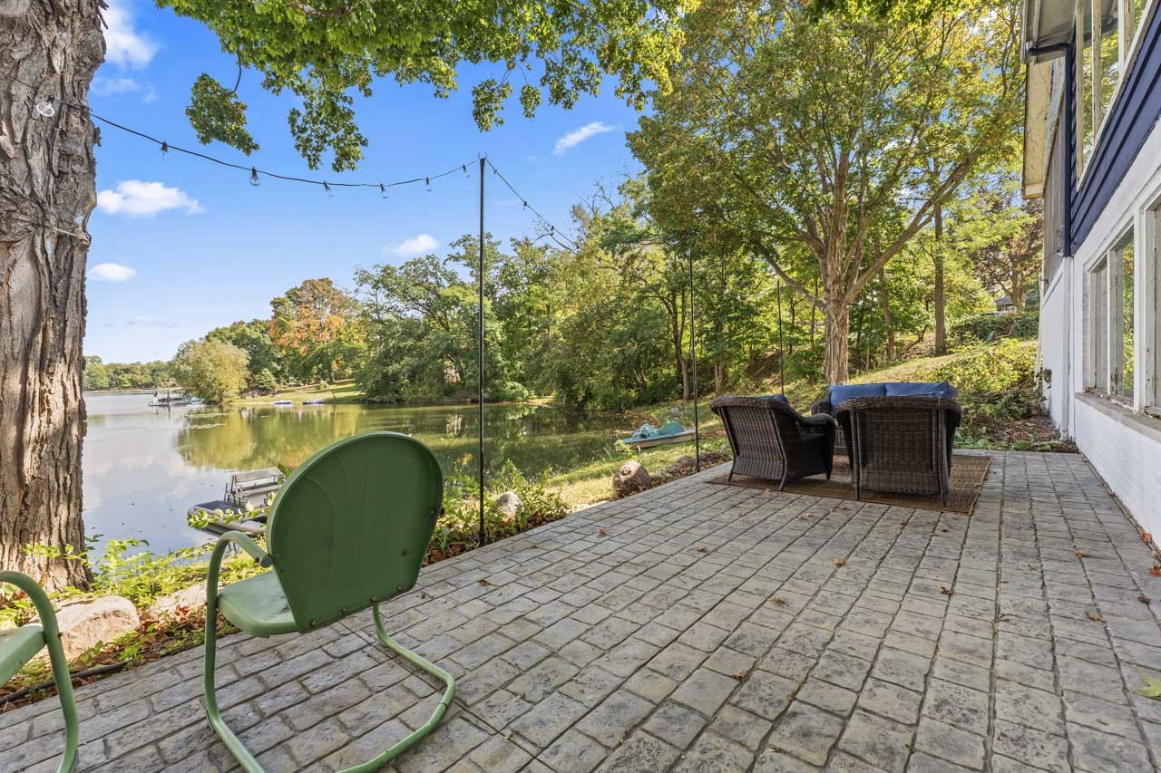 21290 W Sylvan Drive, Mundelein, IL 60060
