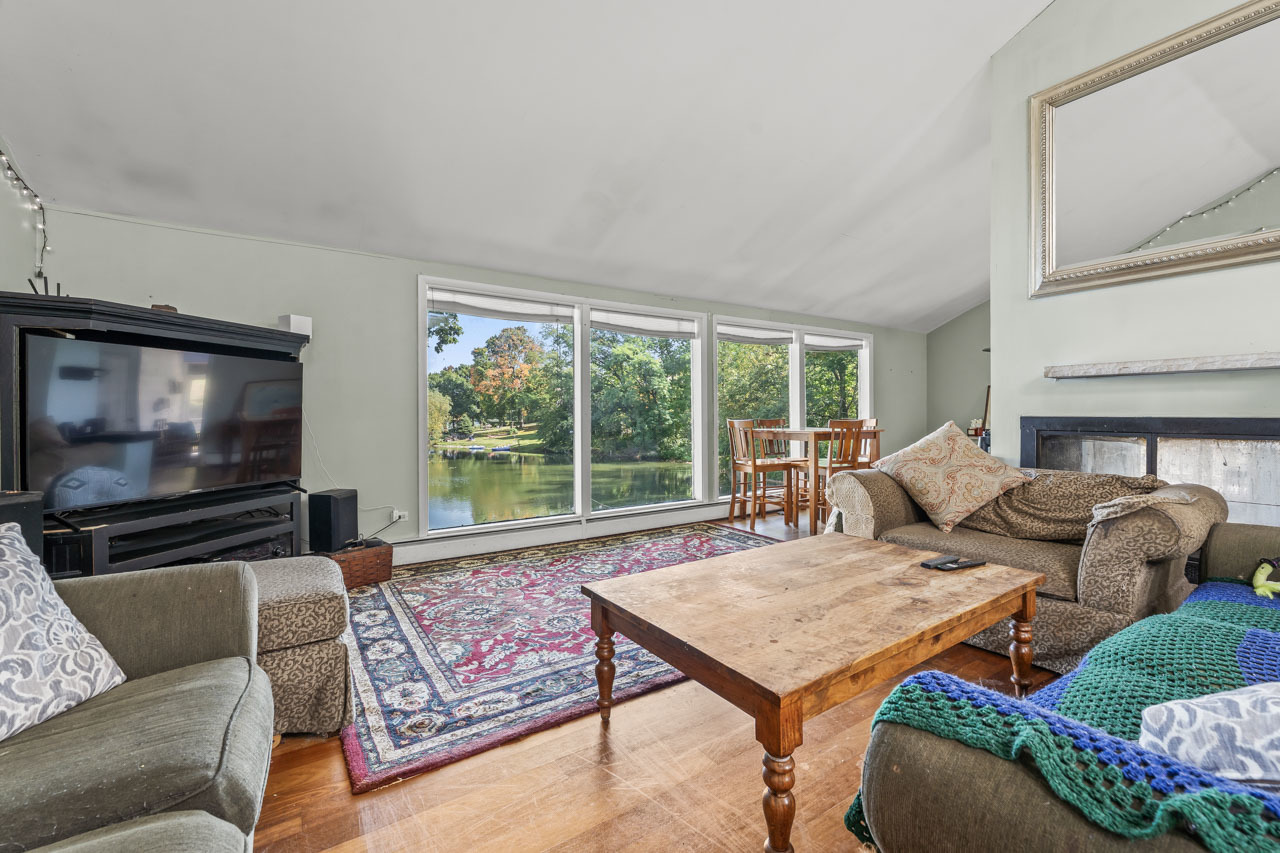 21290 W Sylvan Drive, Mundelein, IL 60060