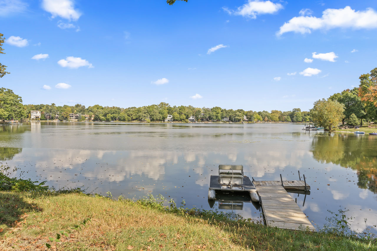 21290 W Sylvan Drive, Mundelein, IL 60060