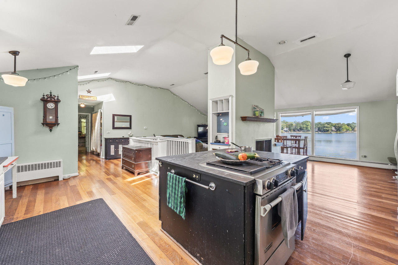 21290 W Sylvan Drive, Mundelein, IL 60060