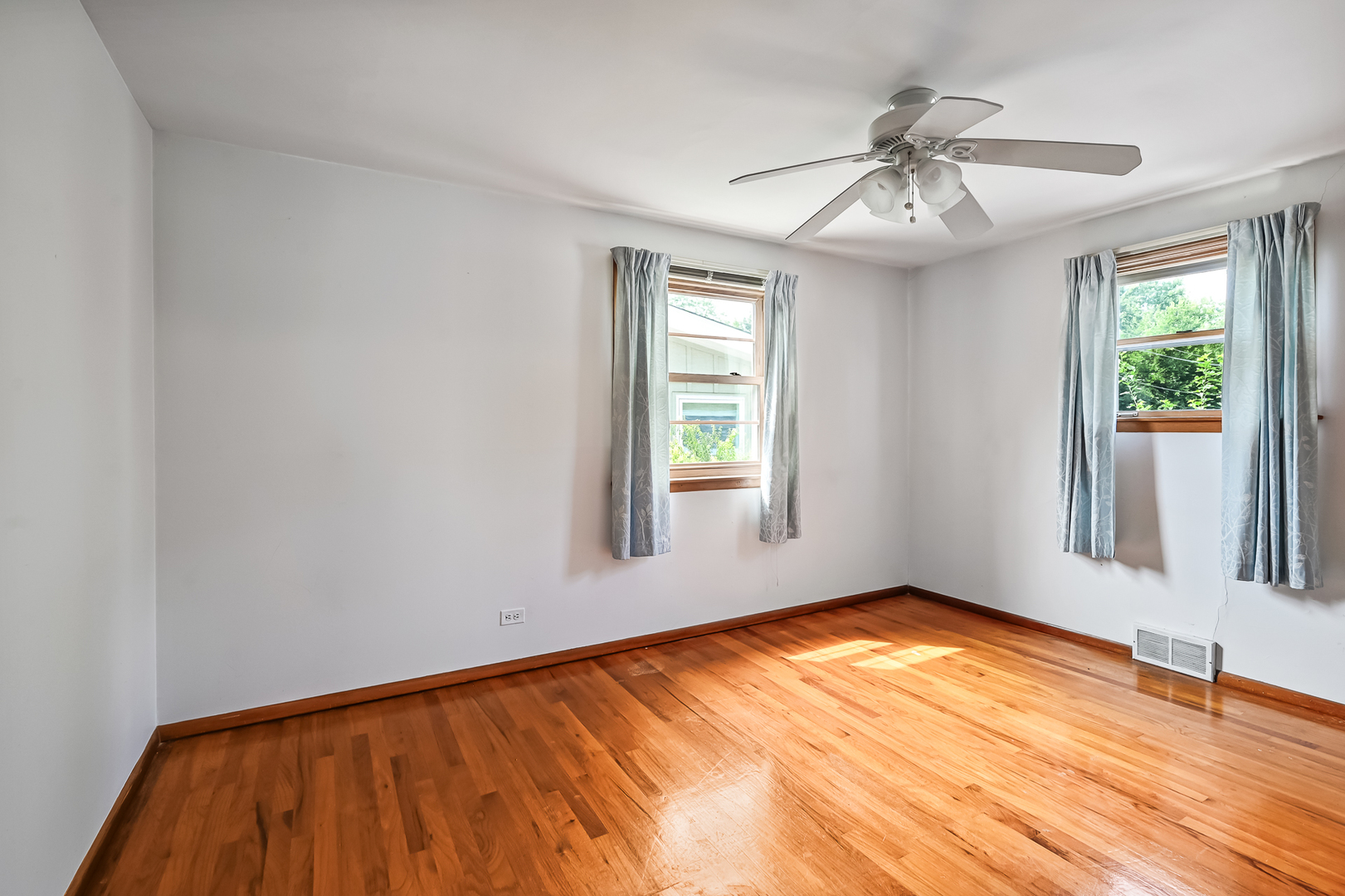 214 WOODSTOCK Avenue, Clarendon Hills, IL 60514