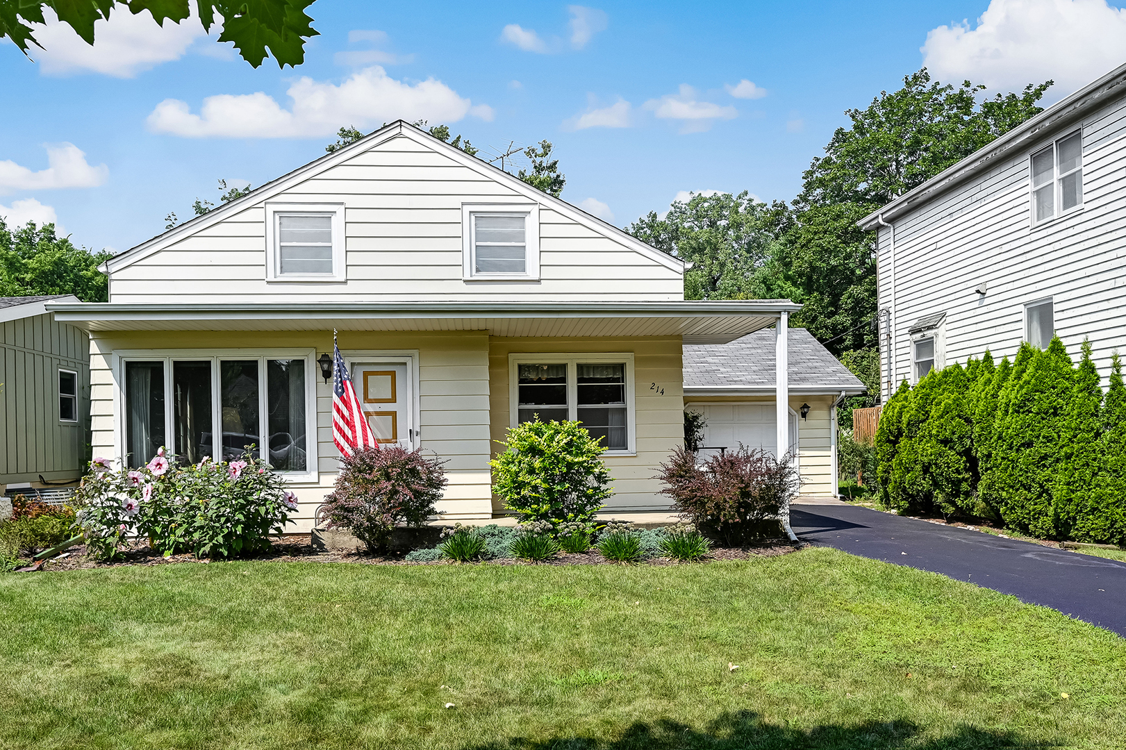 214 WOODSTOCK Avenue, Clarendon Hills, IL 60514