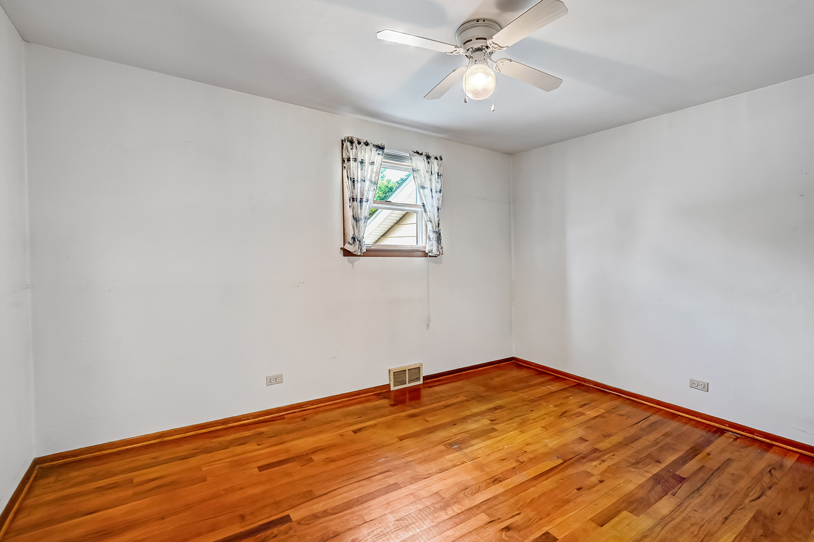 214 WOODSTOCK Avenue, Clarendon Hills, IL 60514