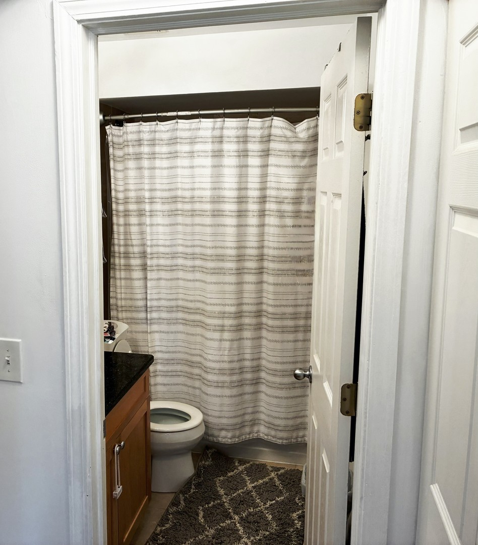 6400 N Sacramento Avenue #205, Chicago, IL 60645