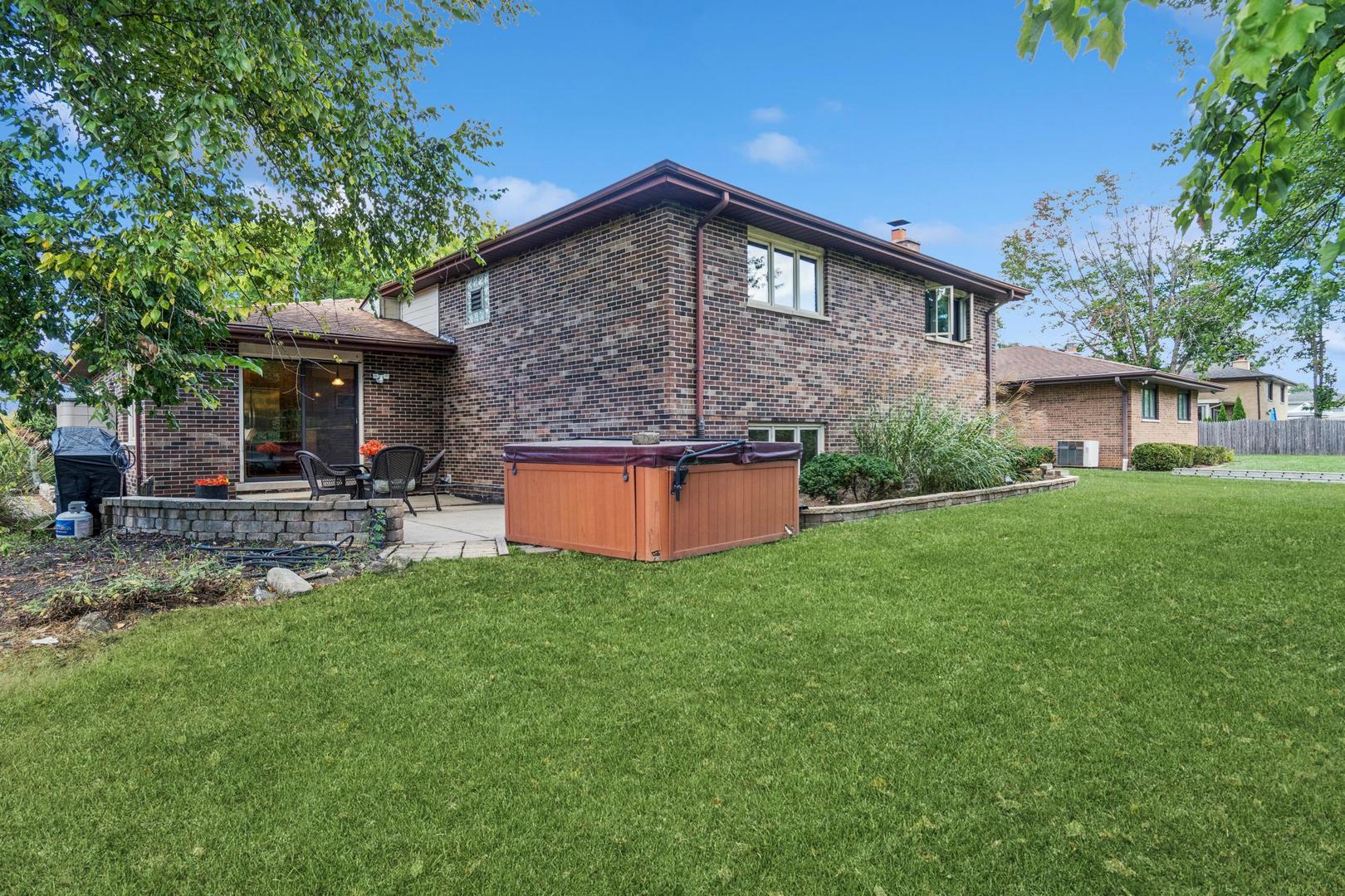 2417 Green Valley Road, Darien, IL 60561