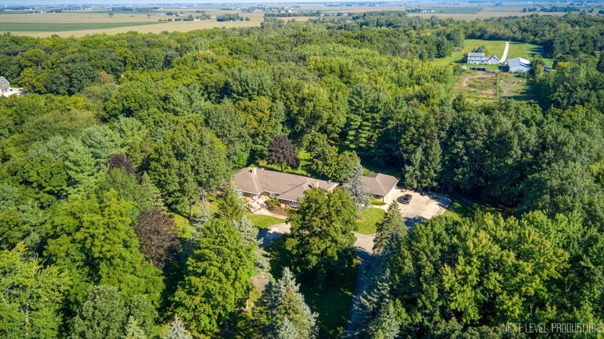 49W794 Lenschow Road, Sycamore, IL 60178