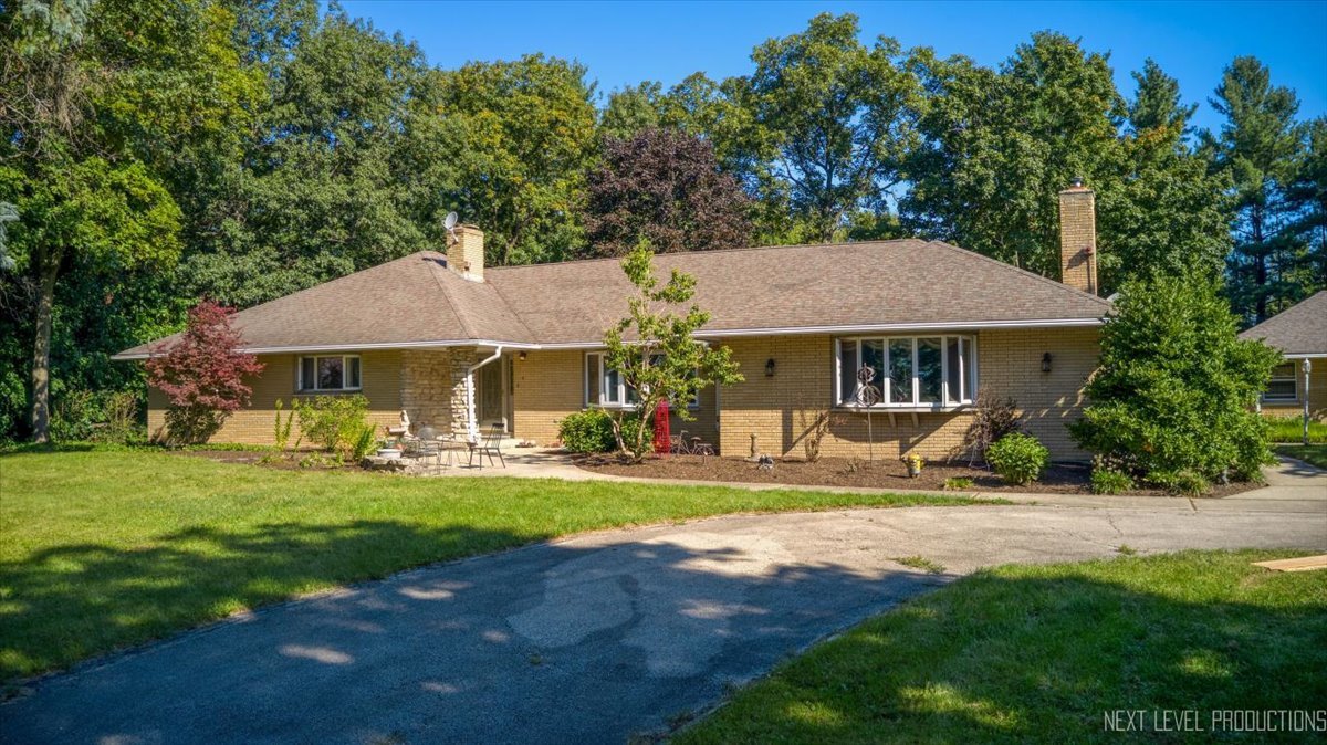 49W794 Lenschow Road, Sycamore, IL 60178