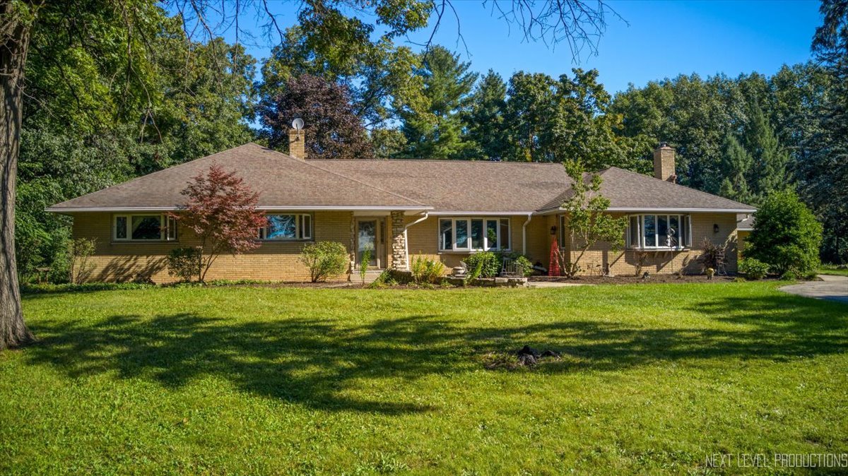 49W794 Lenschow Road, Sycamore, IL 60178