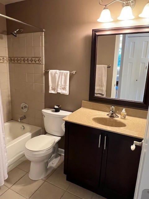 225 Hampshire Court #101-A1, Naperville, IL 60565