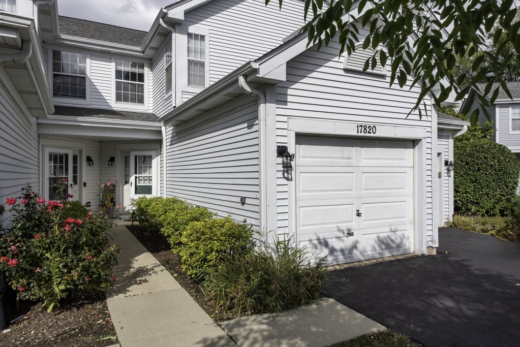 17820 W Braewick Road, Gurnee, IL 60031