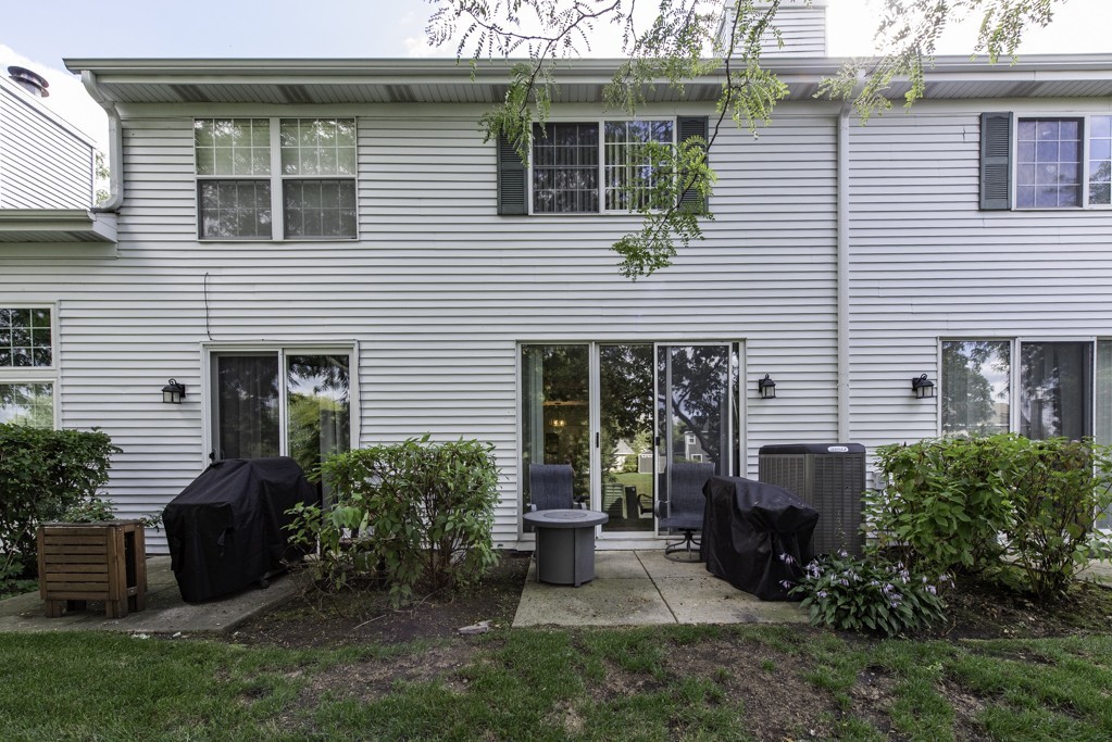 17820 W Braewick Road, Gurnee, IL 60031