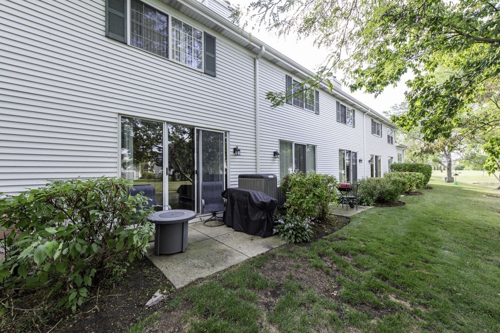 17820 W Braewick Road, Gurnee, IL 60031