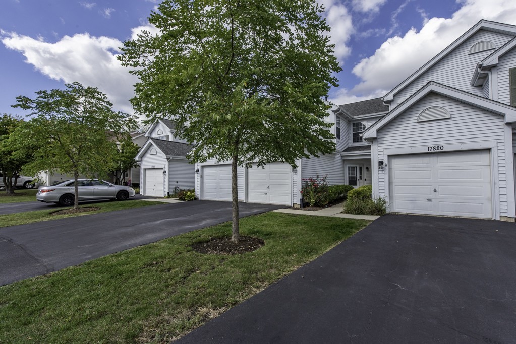 17820 W Braewick Road, Gurnee, IL 60031