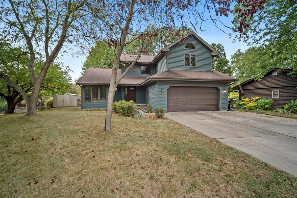 123 S Devonshire Drive, Bloomington, IL 61704