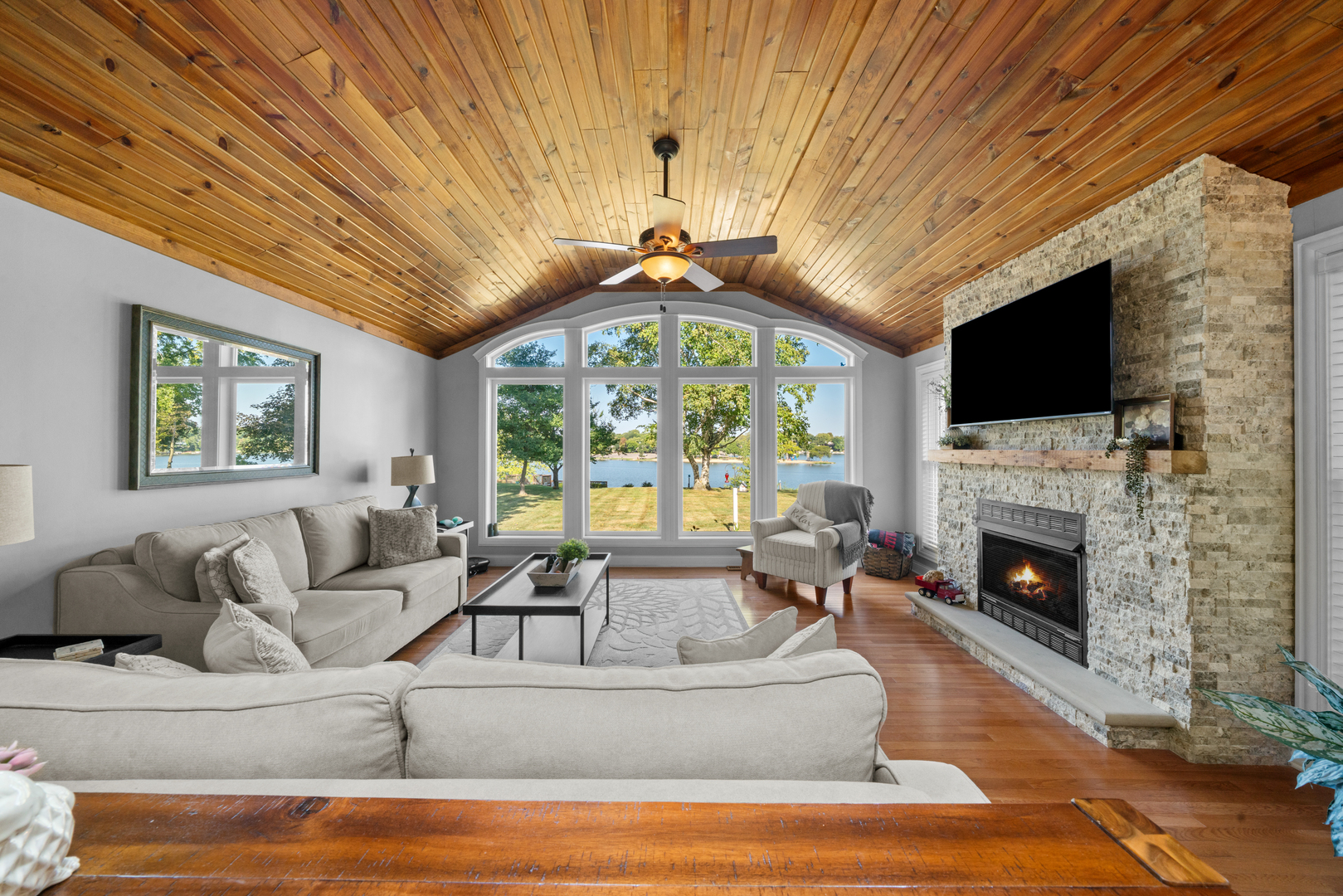 811 Lake Holiday Drive, Lake Holiday, IL 60548