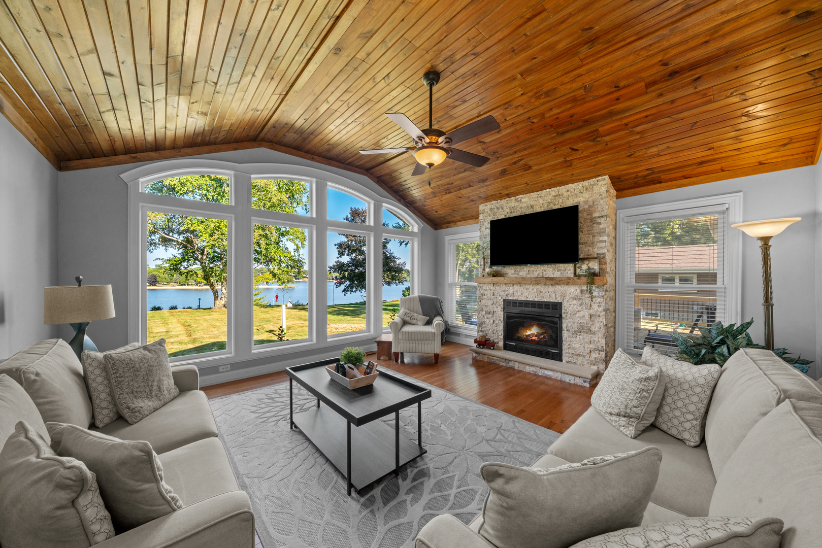 811 Lake Holiday Drive, Lake Holiday, IL 60548