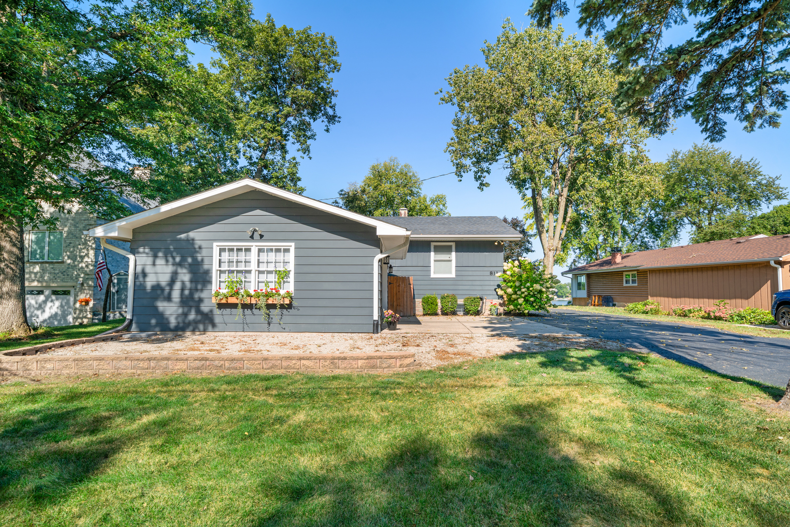 811 Lake Holiday Drive, Lake Holiday, IL 60548