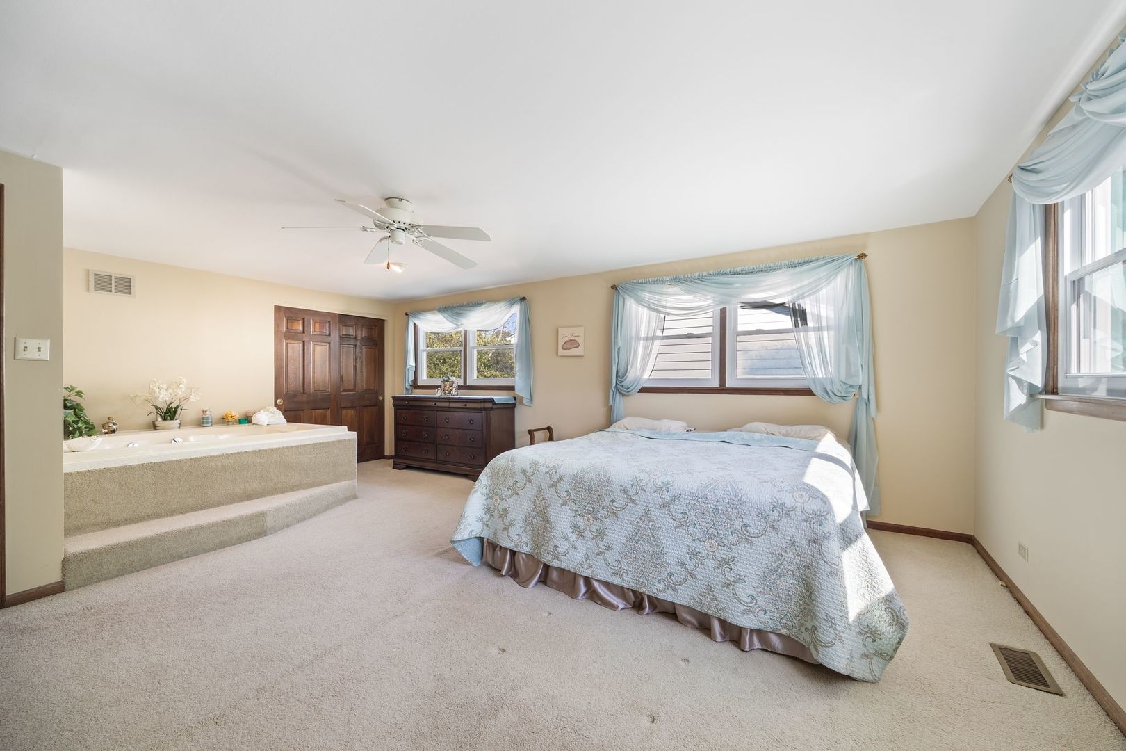 1515 S Kaspar Avenue, Arlington Heights, IL 60005