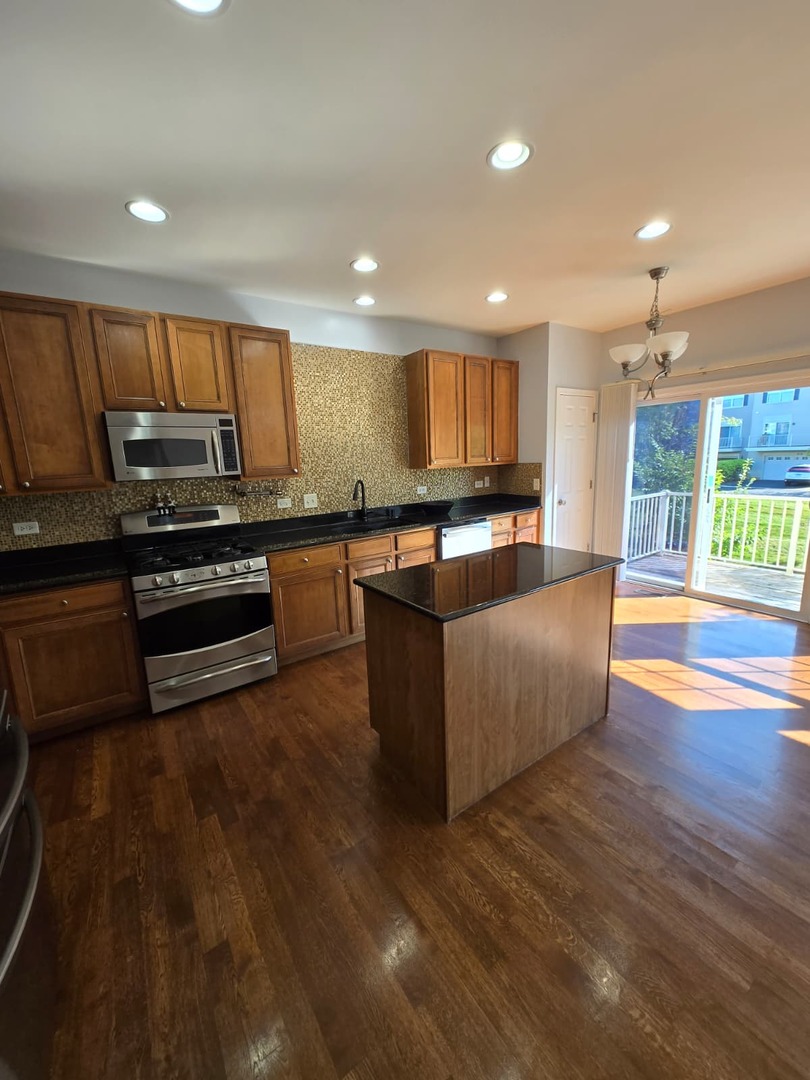 807 STATION Boulevard, Aurora, IL 60504